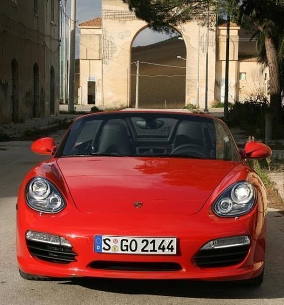 Porsche Boxster. Foto: UnitedPictures. Das Desgn wurde heftiger überarbeitet, als man auf den ersten Blick zu erkennen meint. Das neue Bugteil erhielt grosse Lufteinlässe, neue schräg übereinander angeordnete Doppelscheinwerfer und neu geformte Kotflügel.